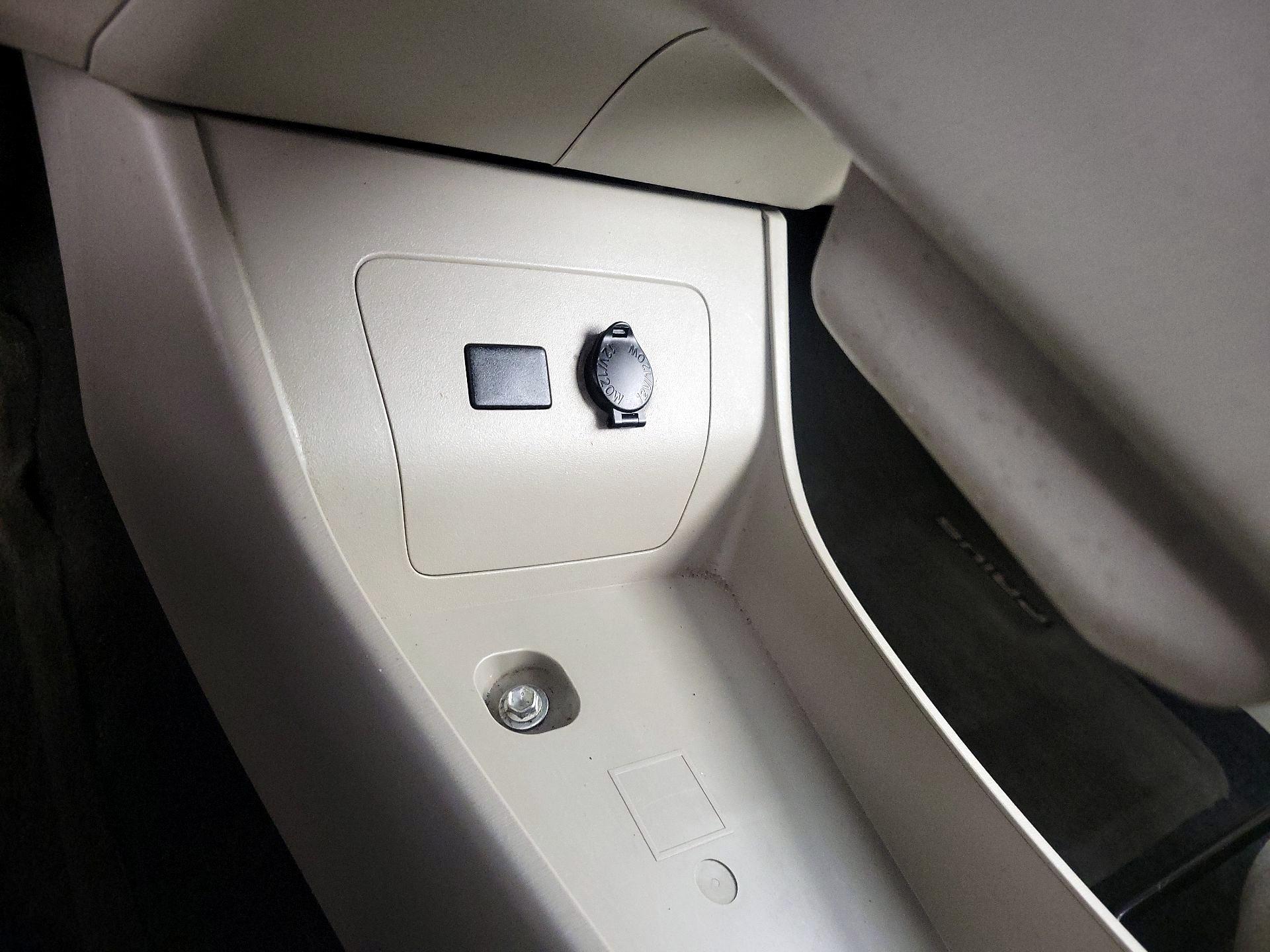 Thumbnail: 2015 Toyota Prius - 18