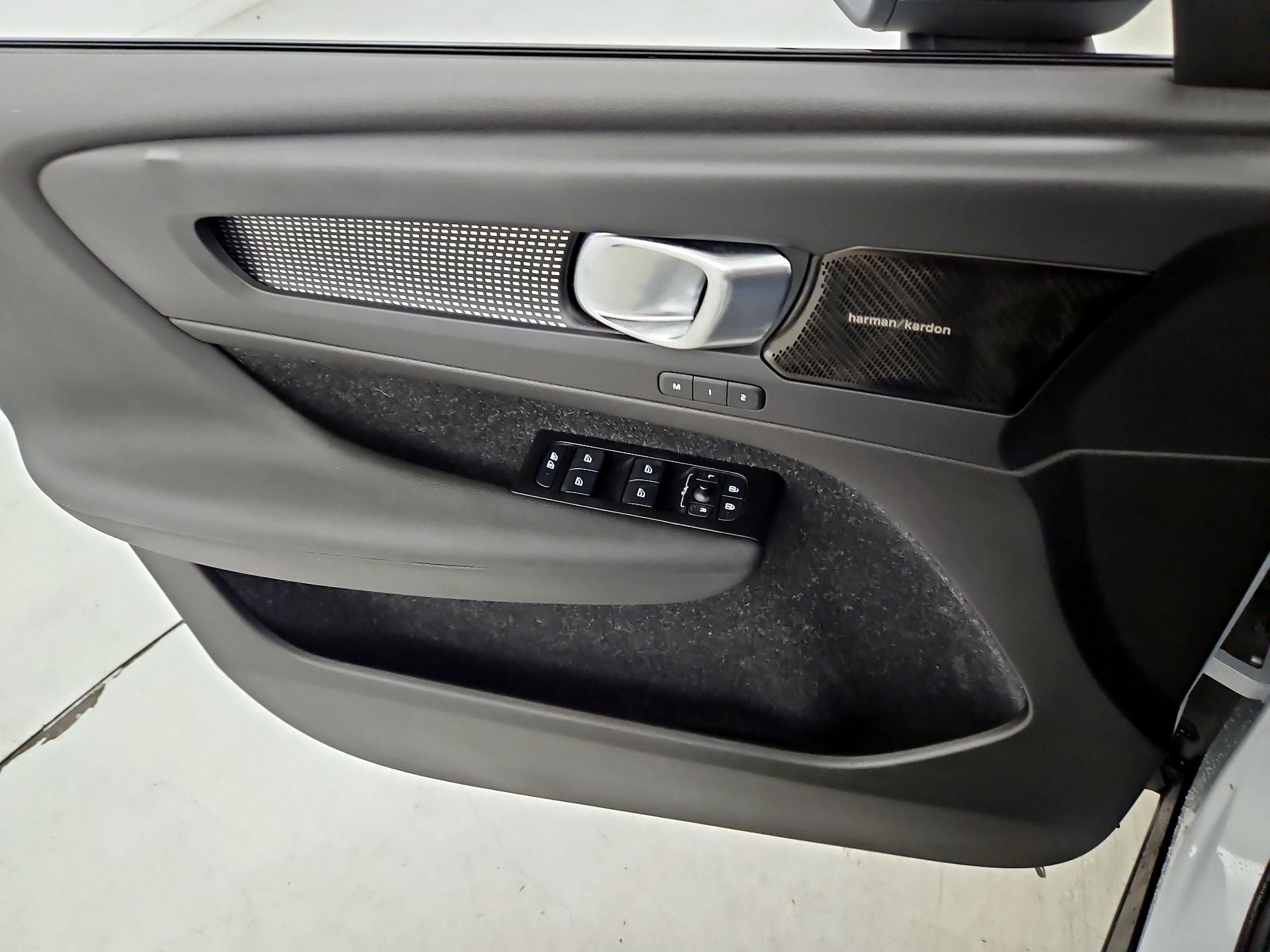 Thumbnail: 2021 Volvo XC40 - 12