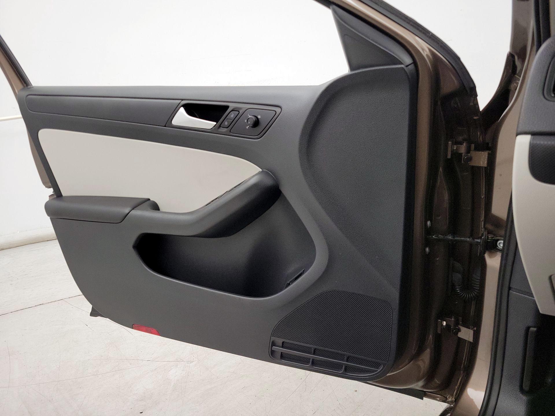 Thumbnail: 2015 Volkswagen Jetta - 12
