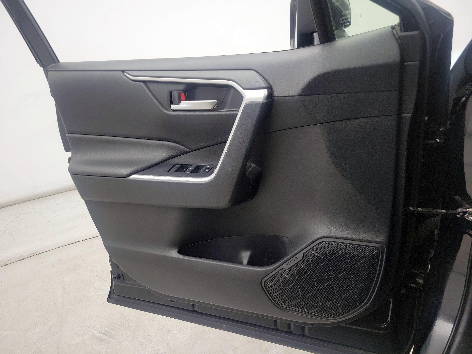 Thumbnail: 2019 Toyota RAV4 - 12