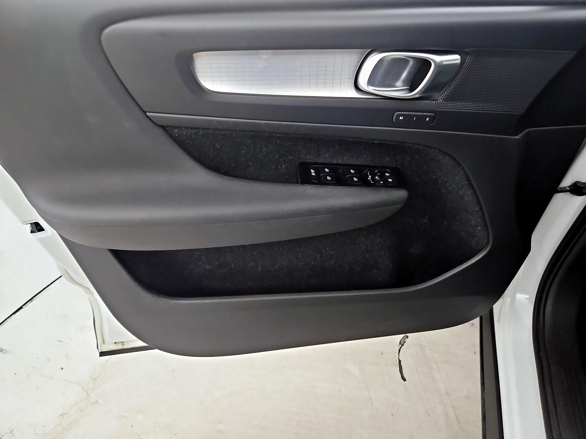 Thumbnail: 2021 Volvo XC40 - 12