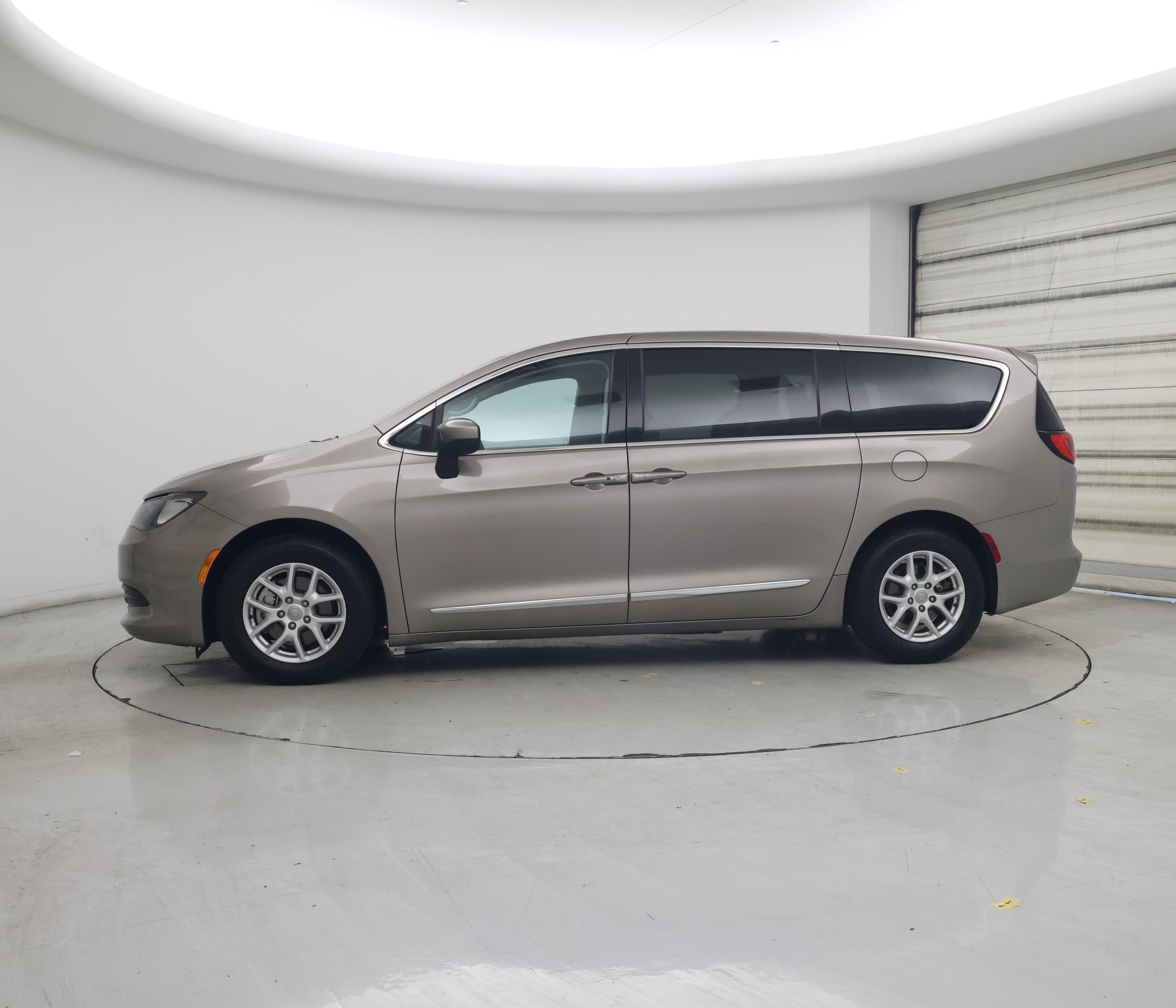 Thumbnail: 2017 Chrysler Pacifica - 3