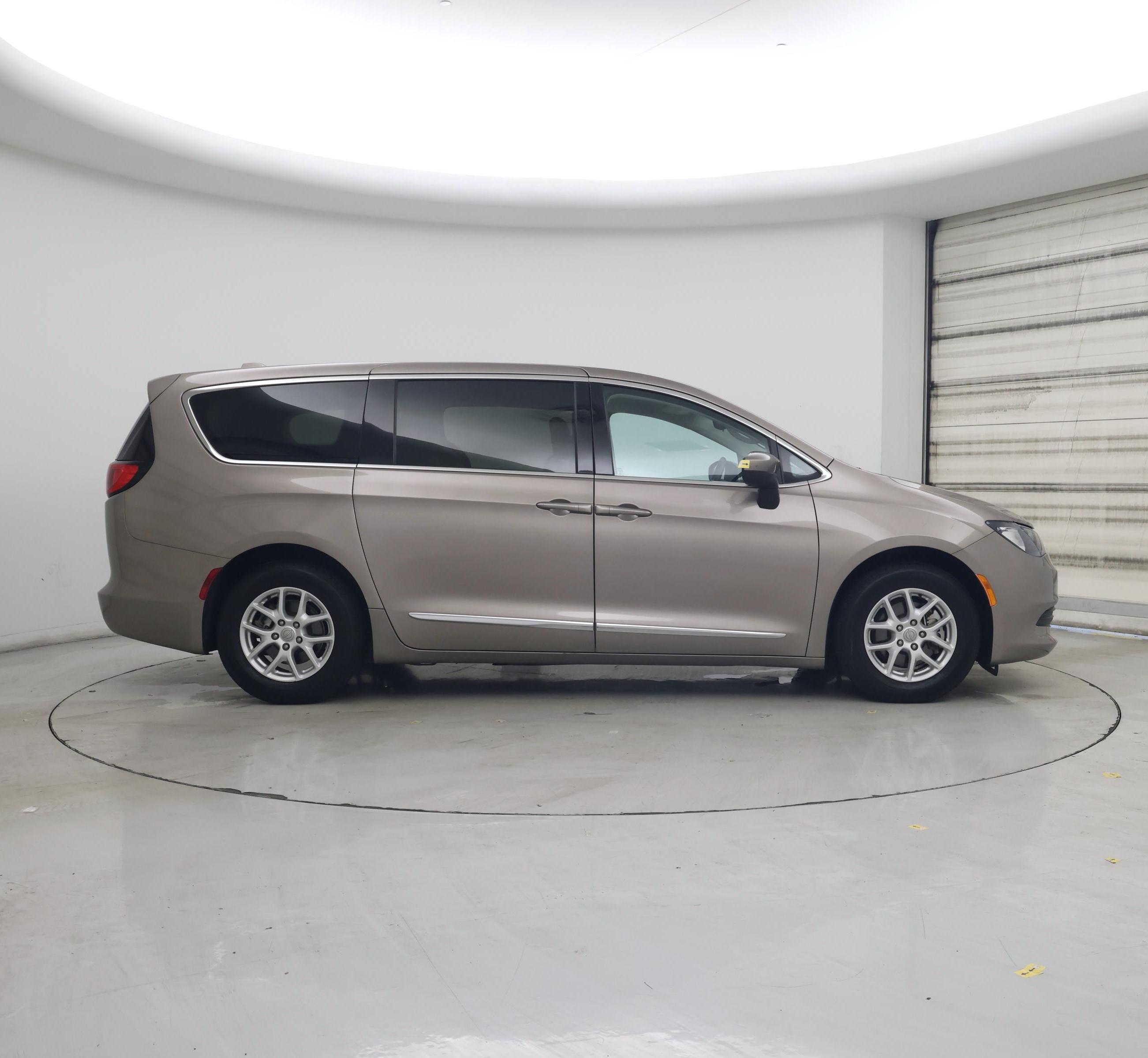 Thumbnail: 2017 Chrysler Pacifica - 7