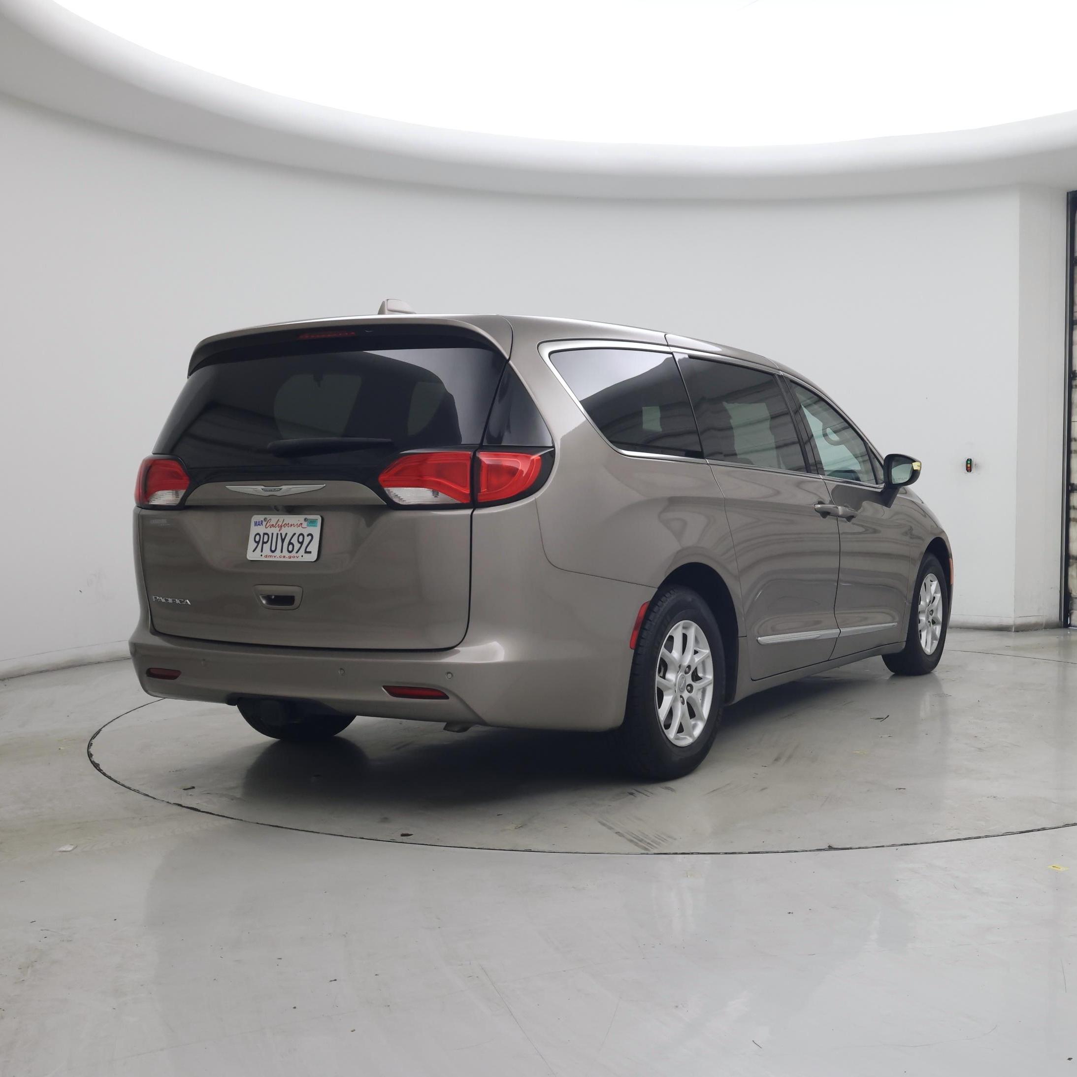 Thumbnail: 2017 Chrysler Pacifica - 8