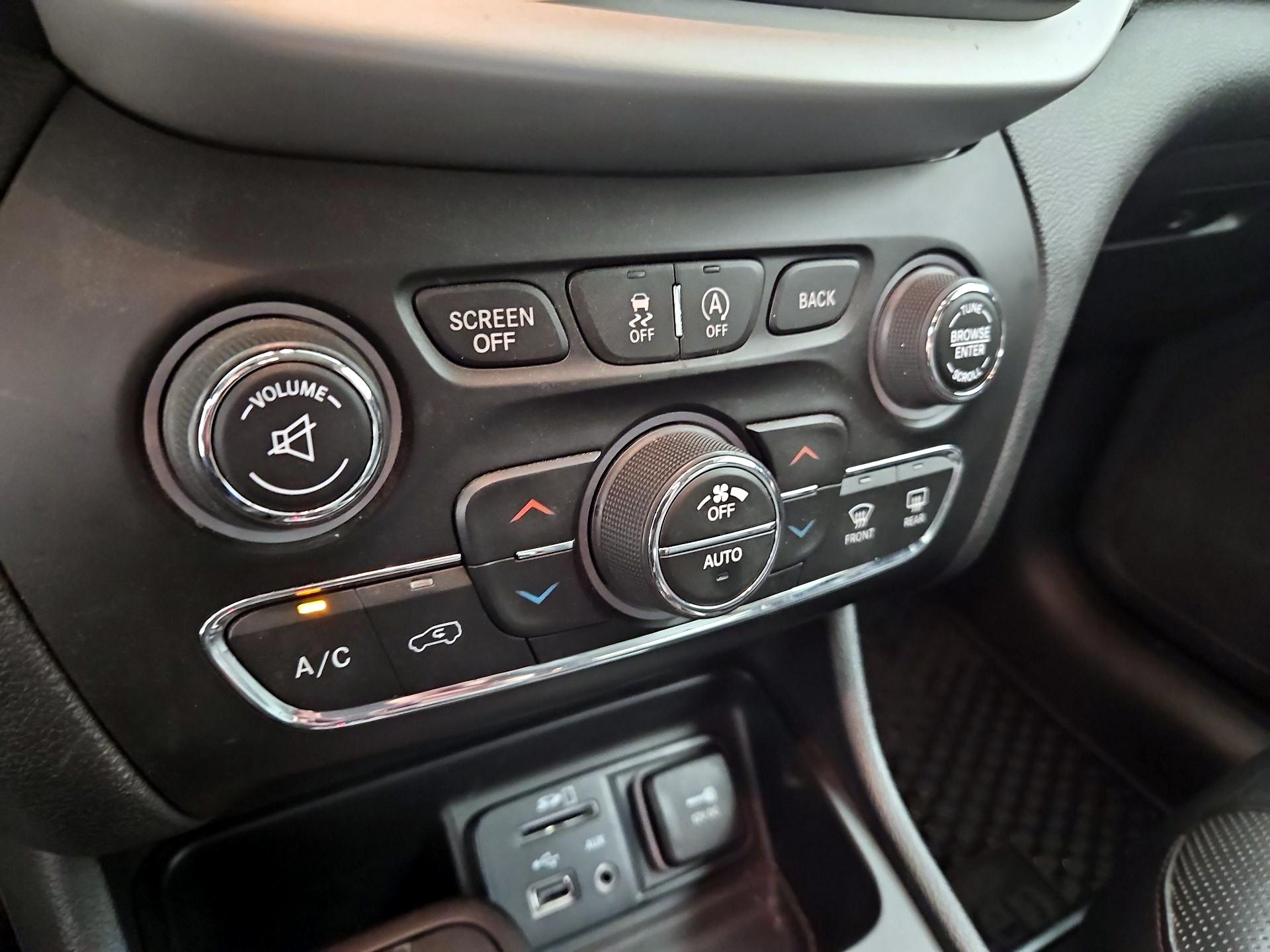 Thumbnail: 2018 Jeep Cherokee - 17