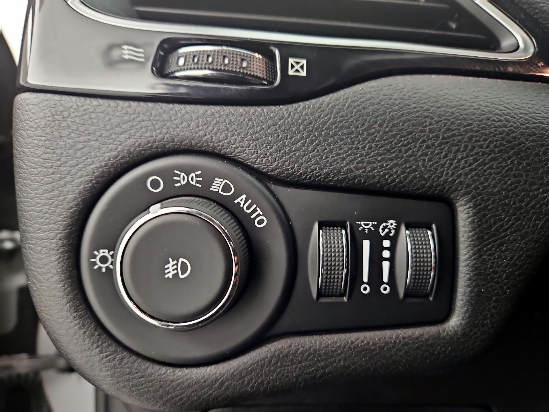 Thumbnail: 2019 Jeep Cherokee - 13