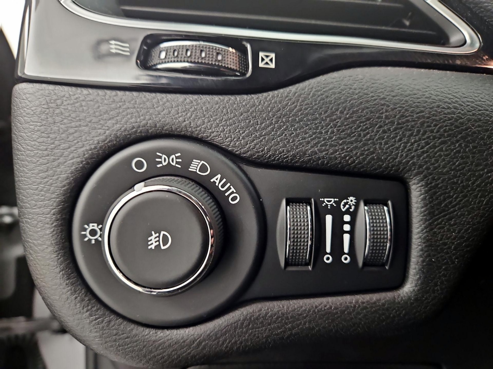 2019 Jeep Cherokee Altitude - Photo 14