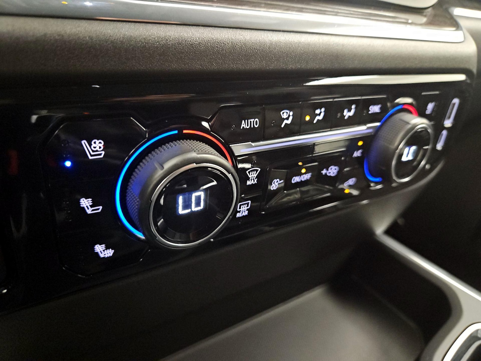 2024 Chevrolet Silverado 1500 LTZ - Photo 18