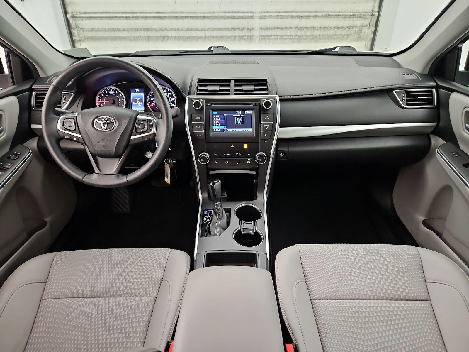 2015 Toyota Camry SE - Photo 10