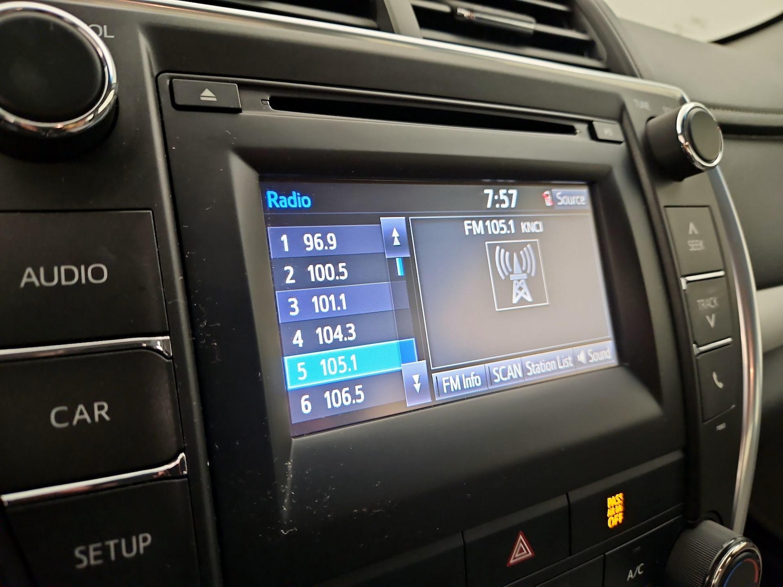 2015 Toyota Camry SE - Photo 16
