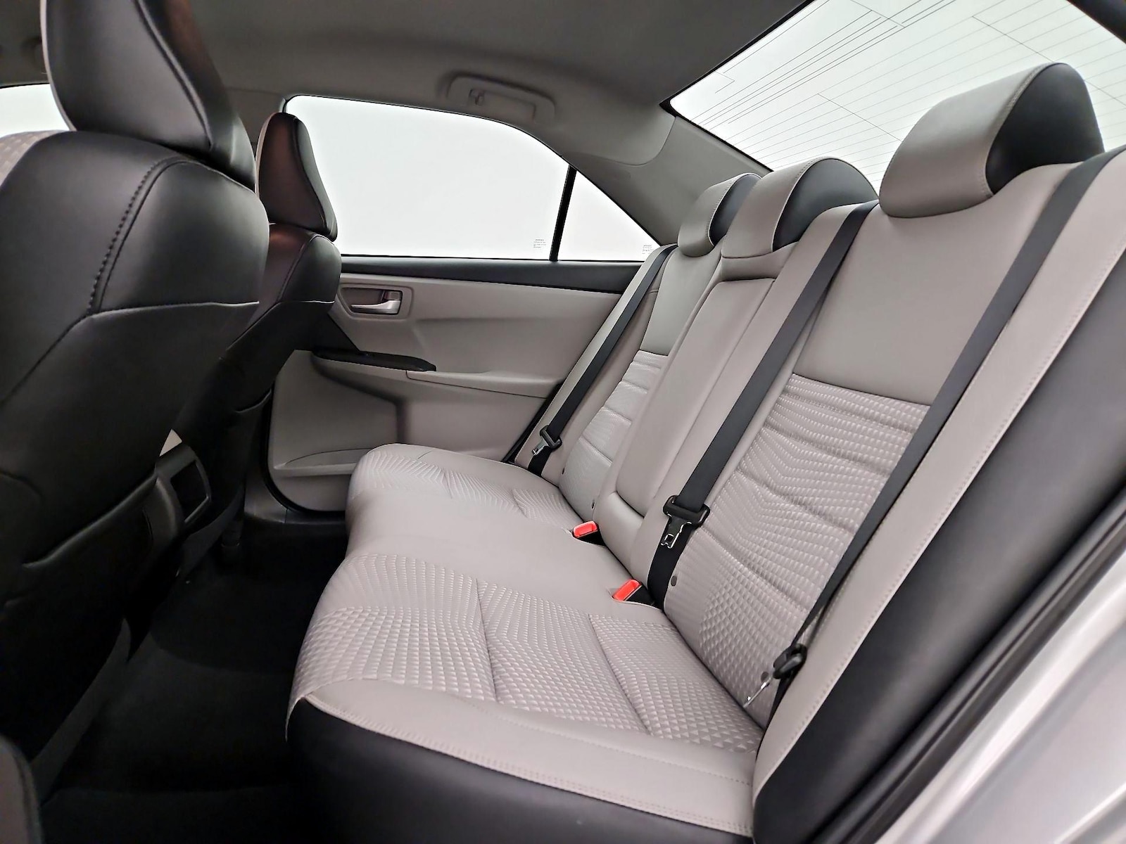 2015 Toyota Camry SE - Photo 19