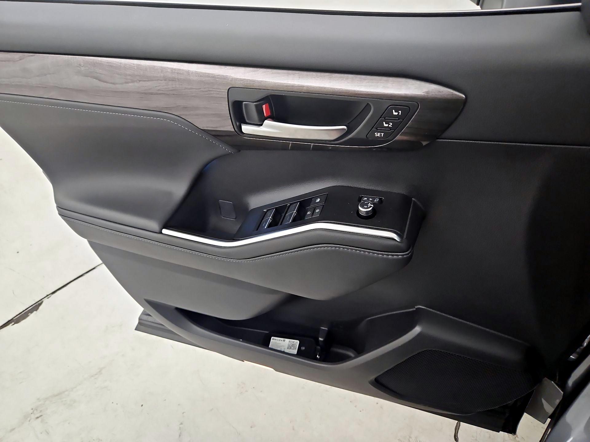 Thumbnail: 2025 Toyota Highlander - 12