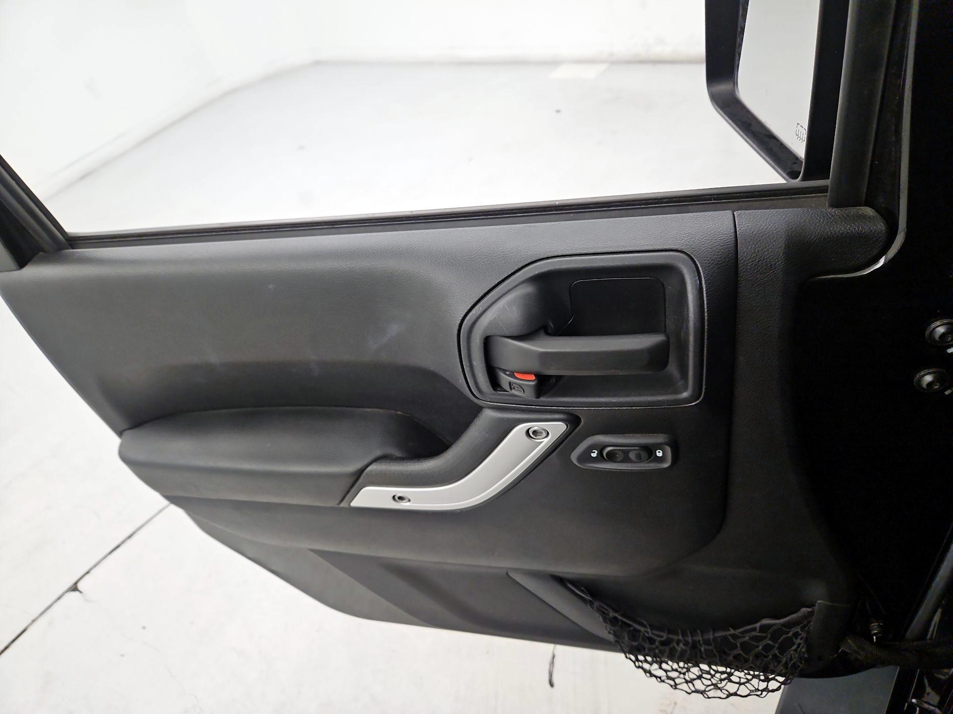 Thumbnail: 2016 Jeep Wrangler - 12