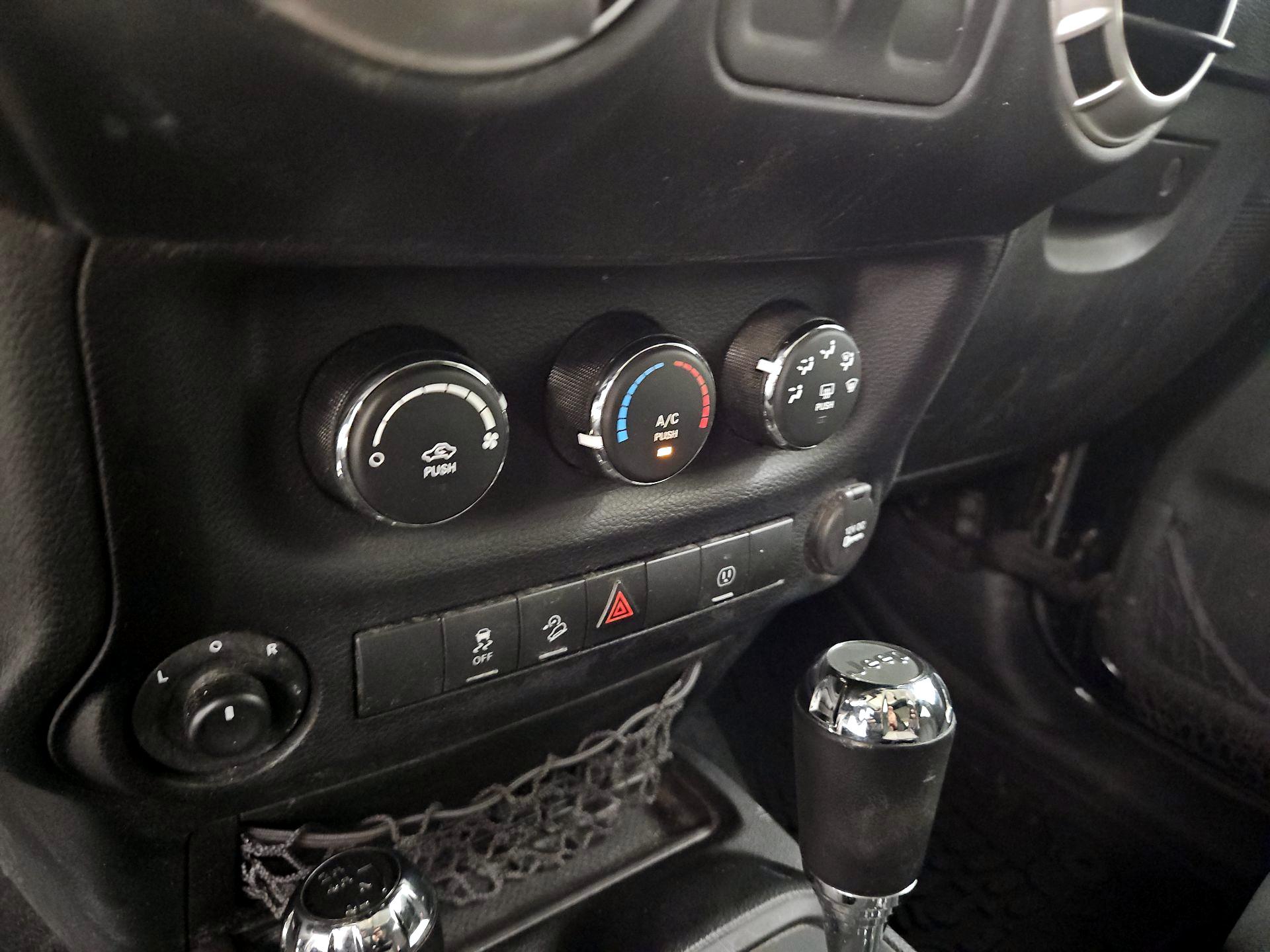 Thumbnail: 2016 Jeep Wrangler - 14