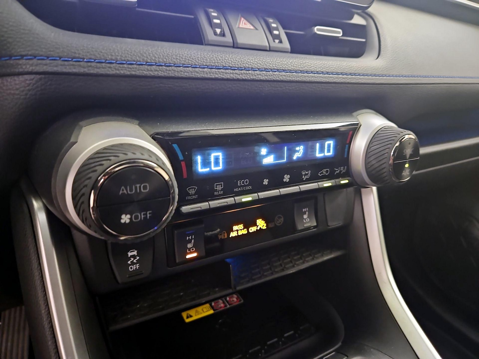 2024 Toyota RAV4 XSE - Photo 18