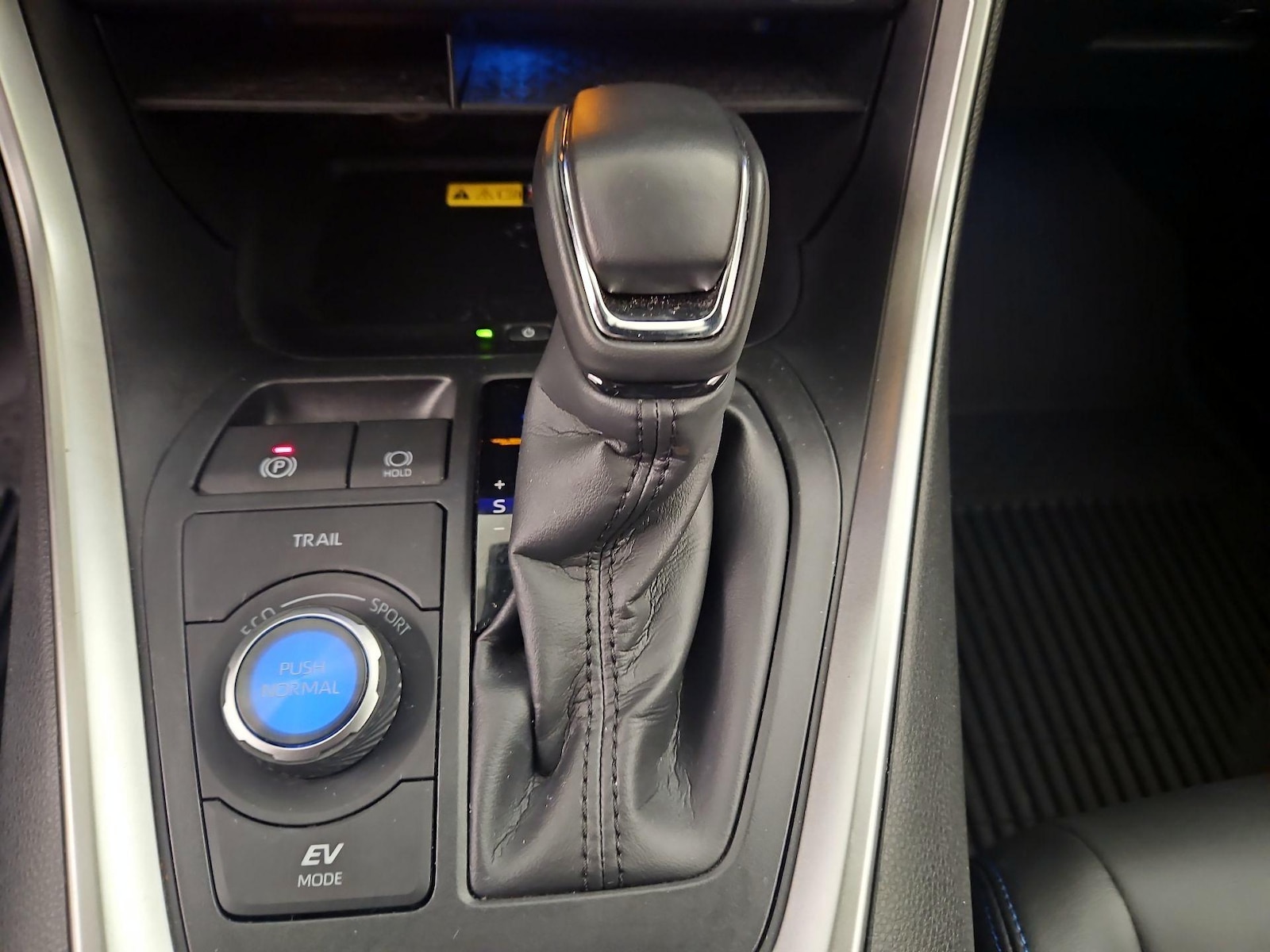 2024 Toyota RAV4 XSE - Photo 19