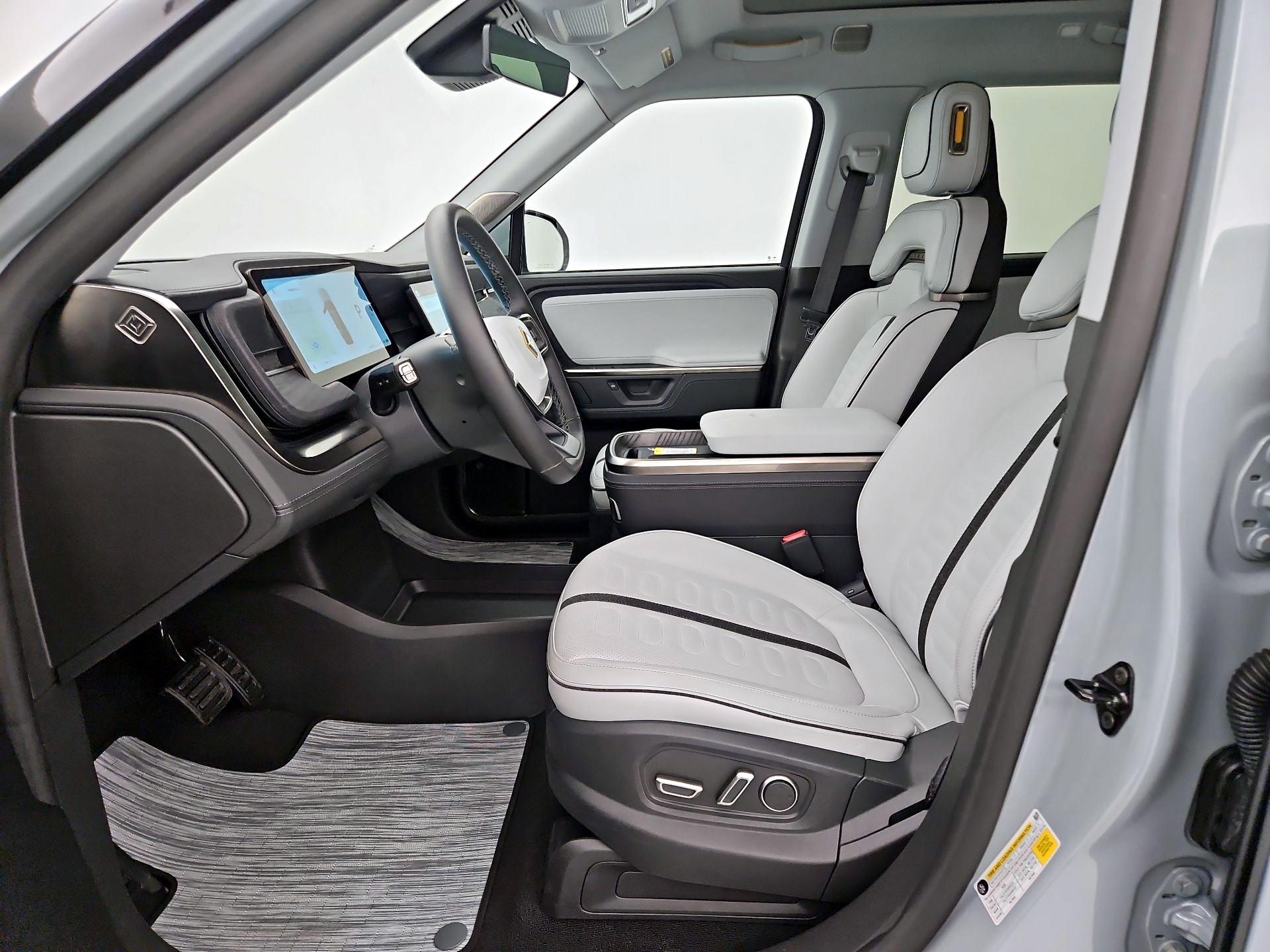 Thumbnail: 2025 Rivian R1S - 11