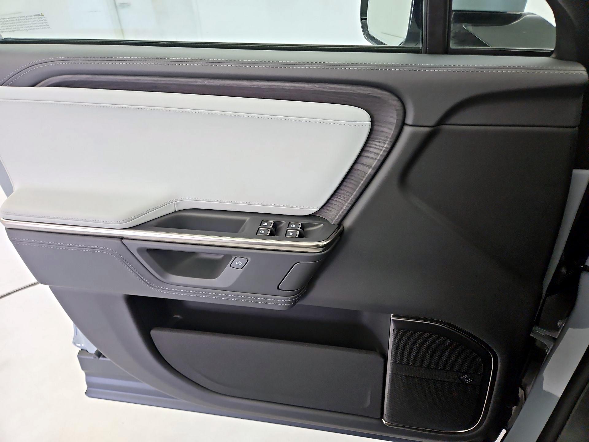 Thumbnail: 2025 Rivian R1S - 12