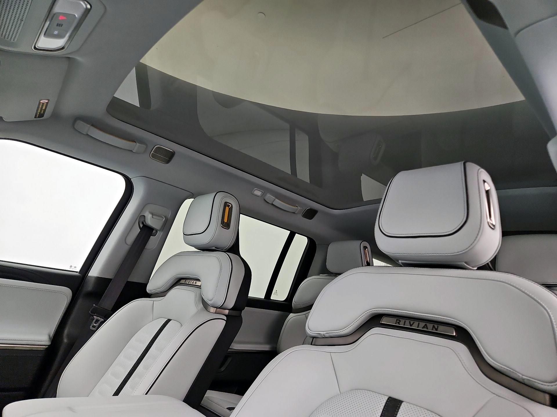 Thumbnail: 2025 Rivian R1S - 19