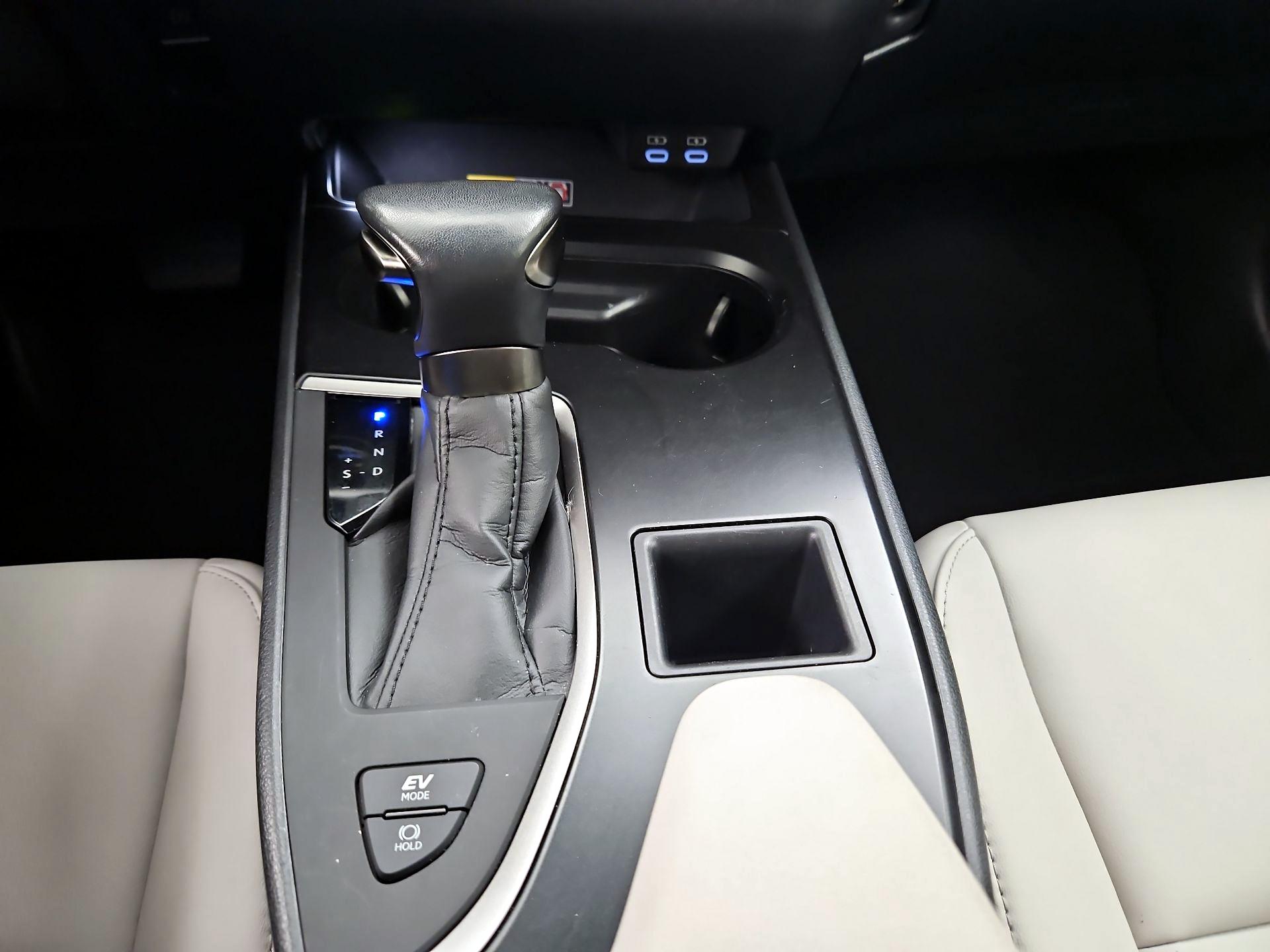 Thumbnail: 2024 Lexus UX - 16