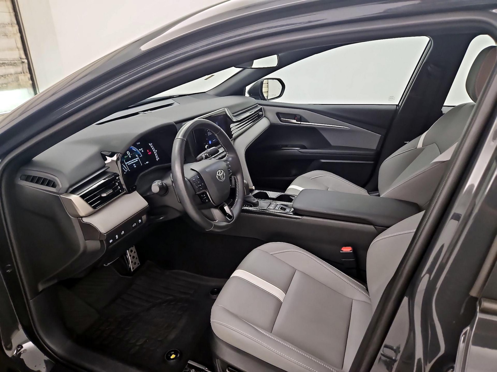 2025 Toyota Camry SE - Photo 12