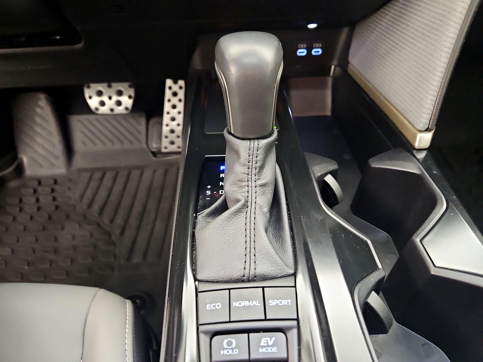 2025 Toyota Camry SE - Photo 18