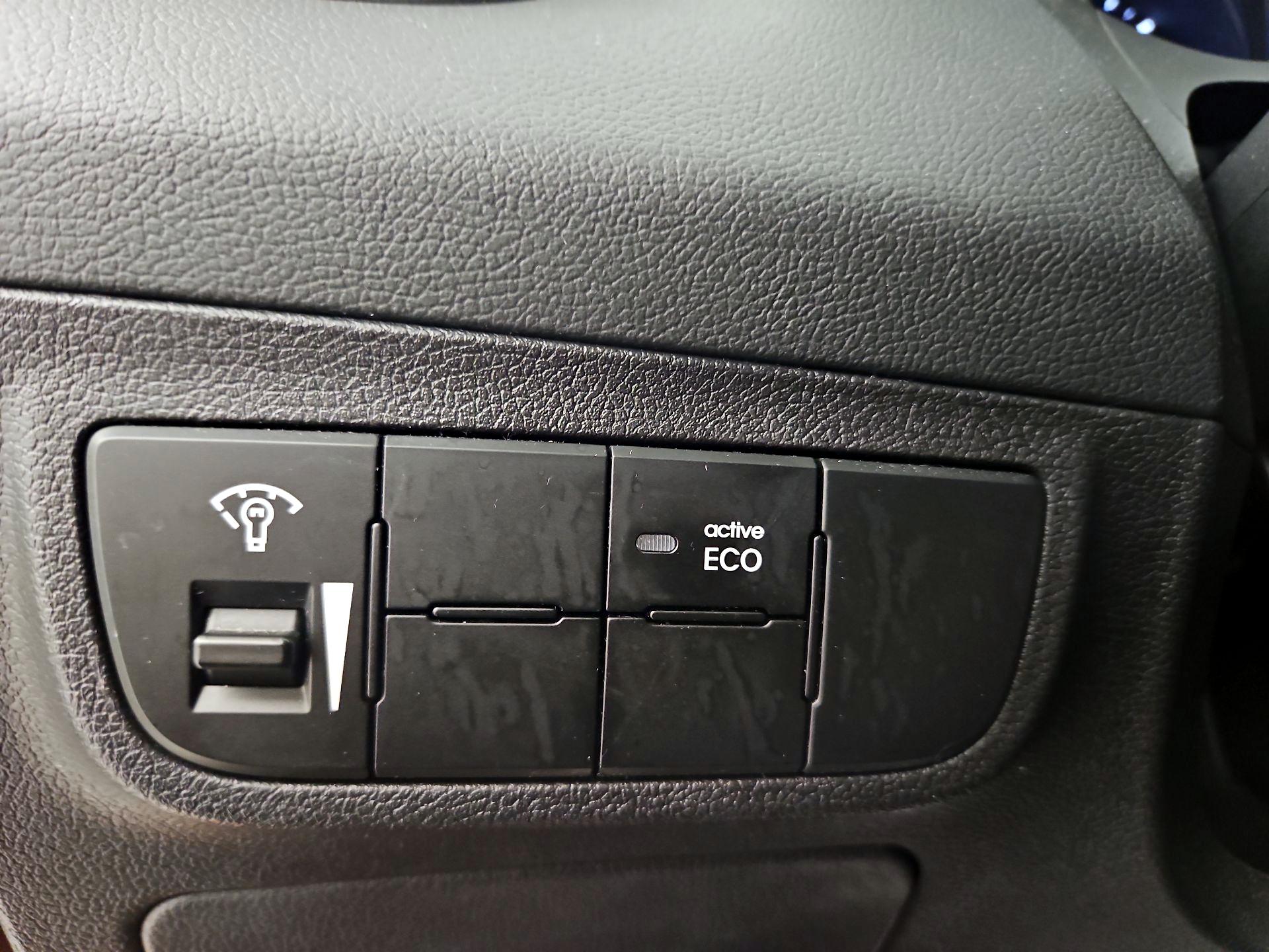 Thumbnail: 2015 Hyundai Veloster - 13