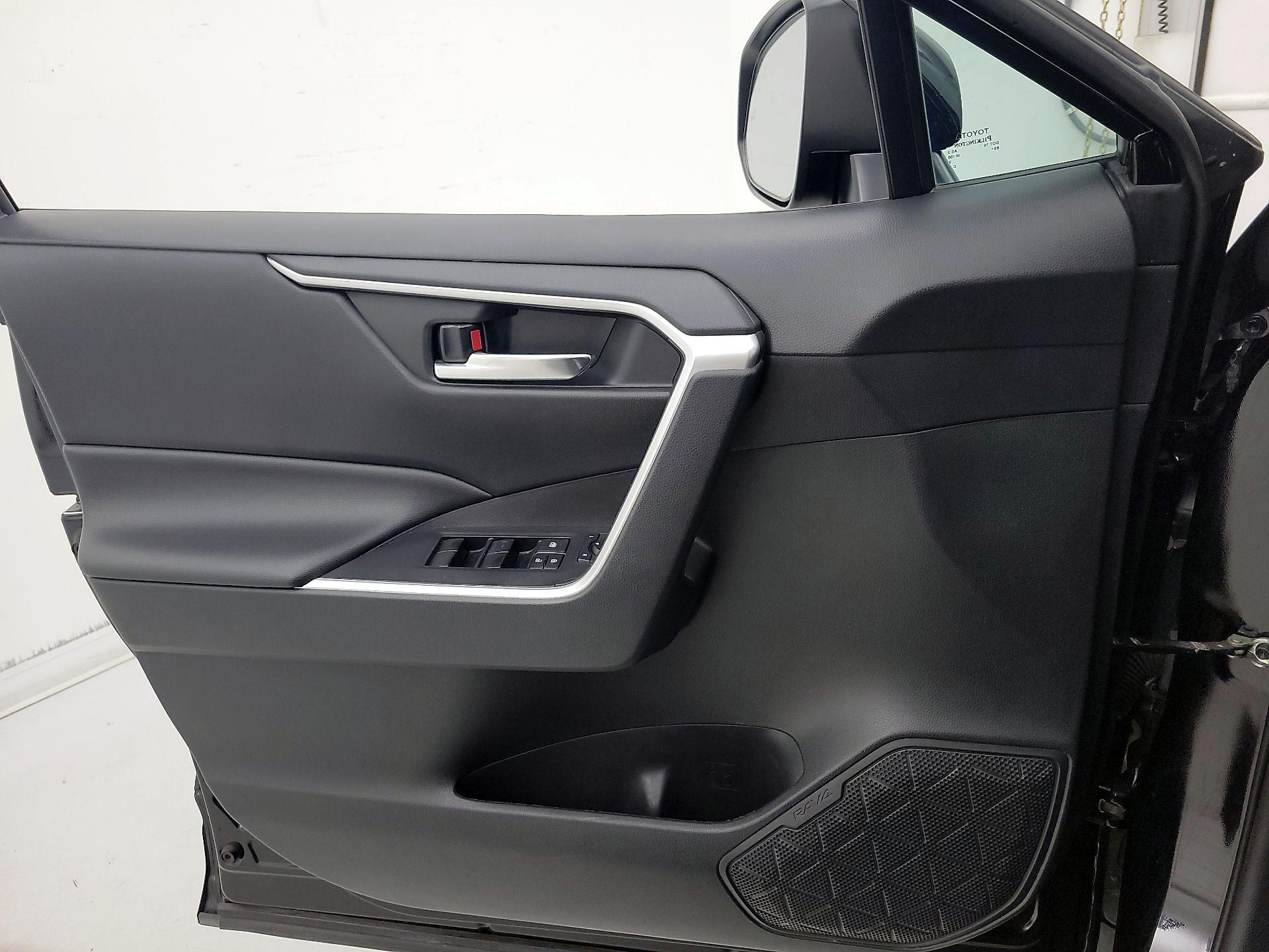 Thumbnail: 2020 Toyota RAV4 - 12