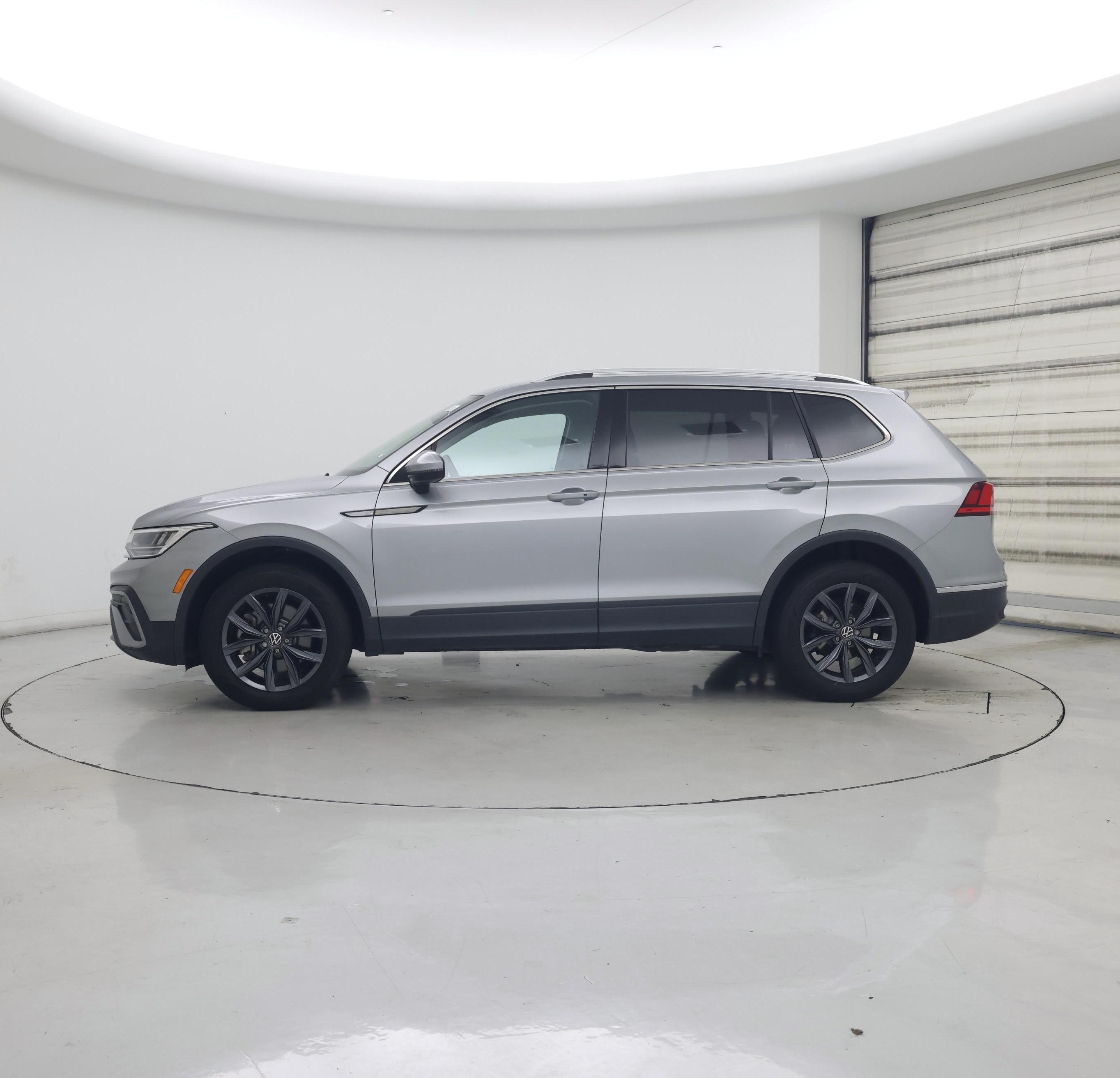 Thumbnail: 2022 Volkswagen Tiguan - 3