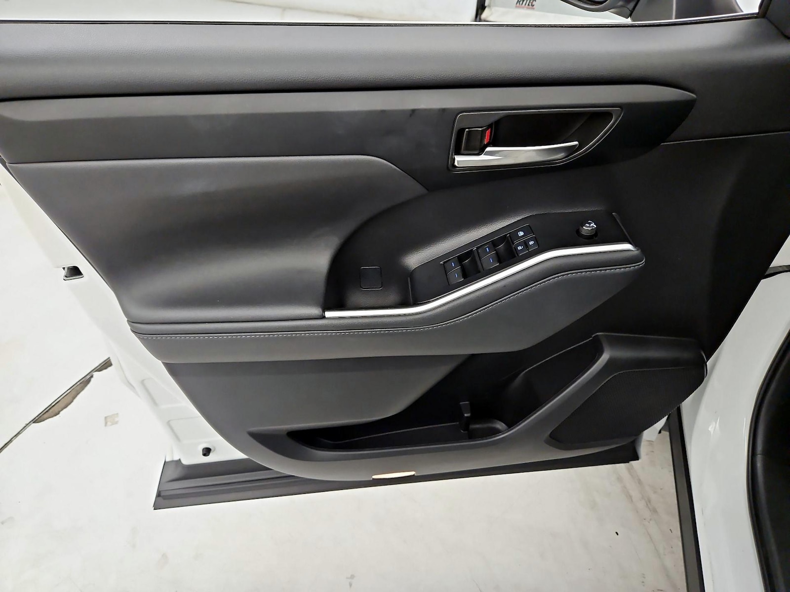 2022 Toyota Highlander XLE - Photo 13
