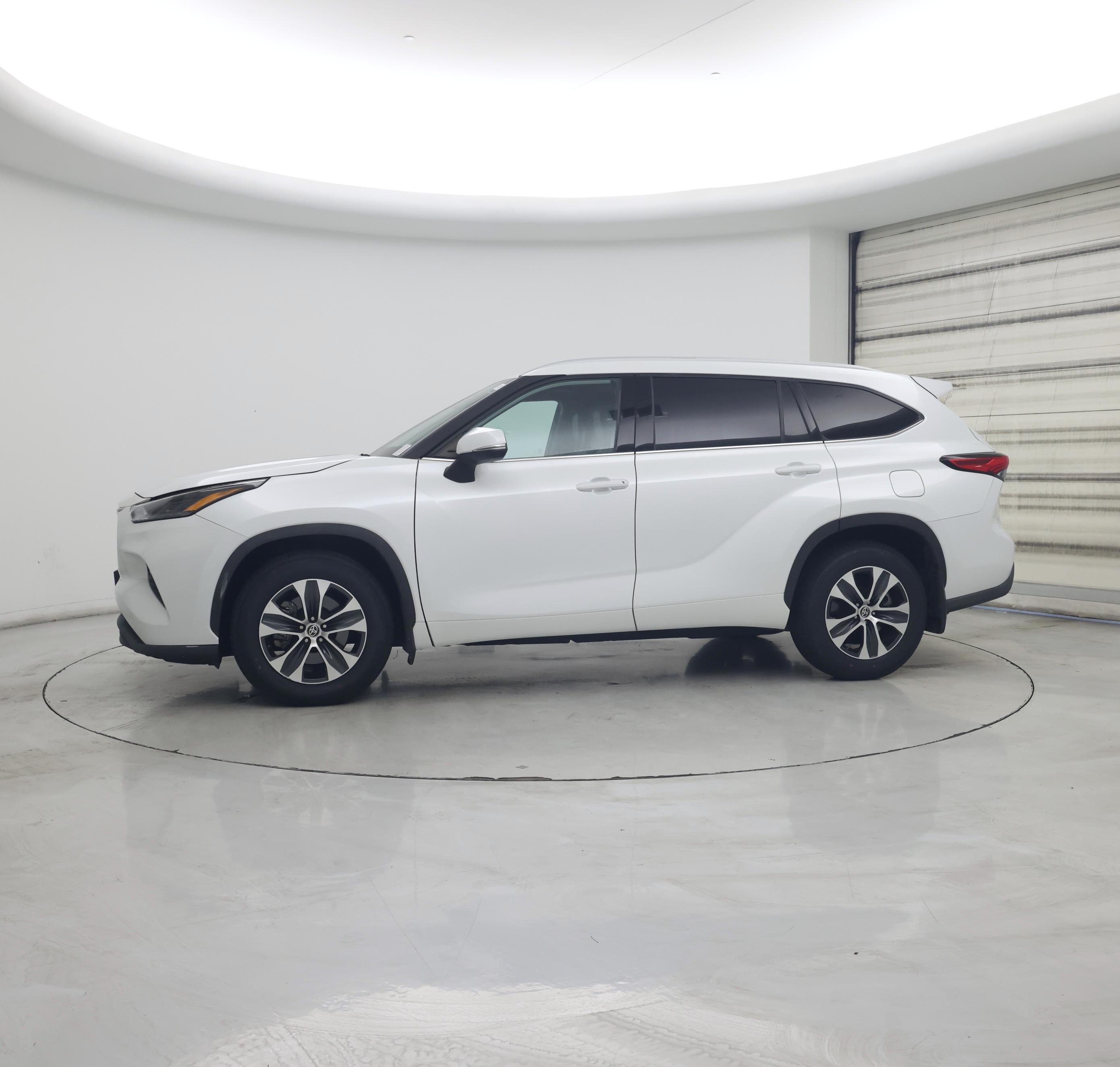 Thumbnail: 2022 Toyota Highlander - 3