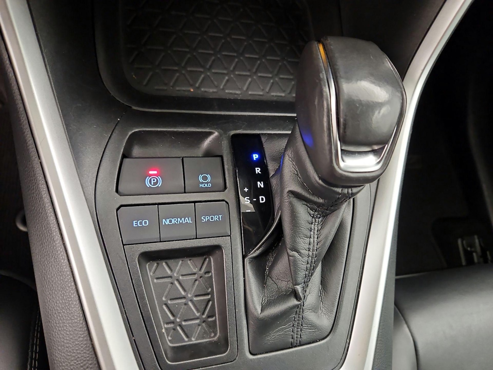 2019 Toyota RAV4 XLE Premium - Photo 18