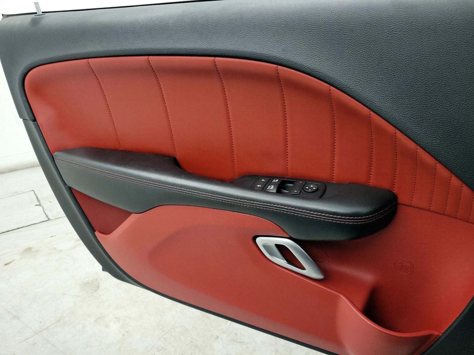 2015 Dodge Challenger R/T - Photo 13