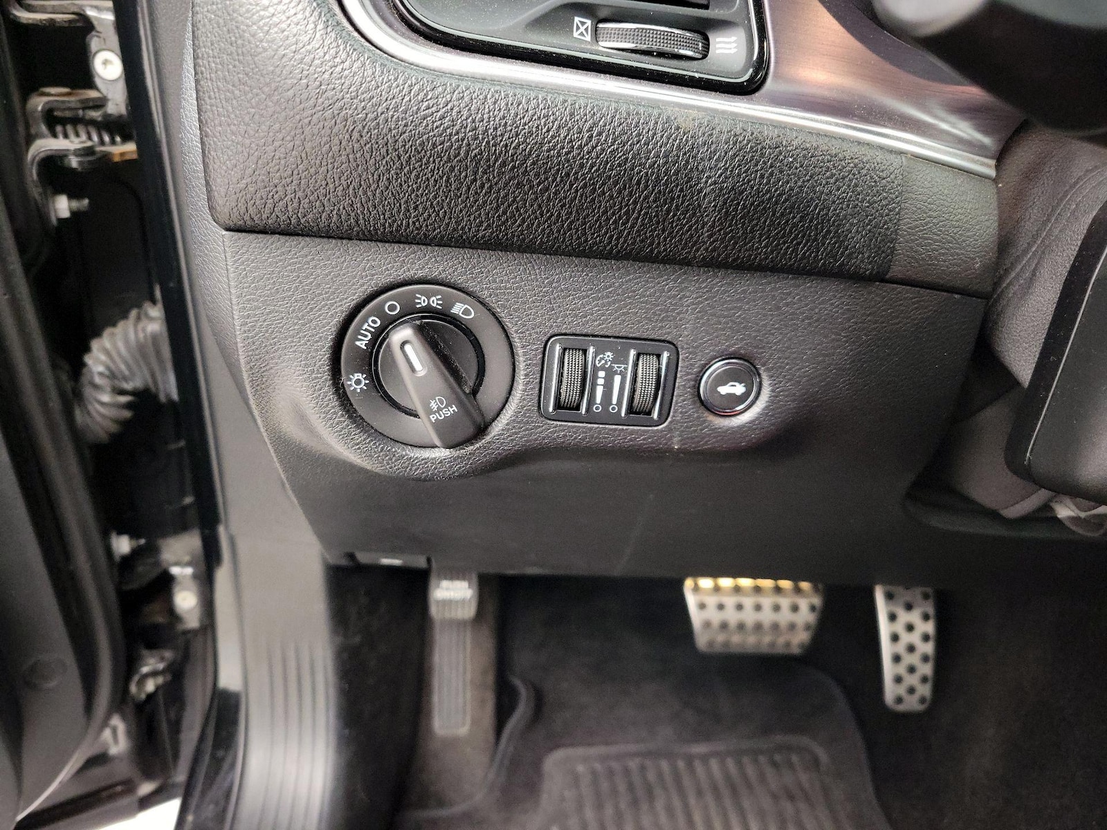 2015 Dodge Challenger R/T - Photo 14