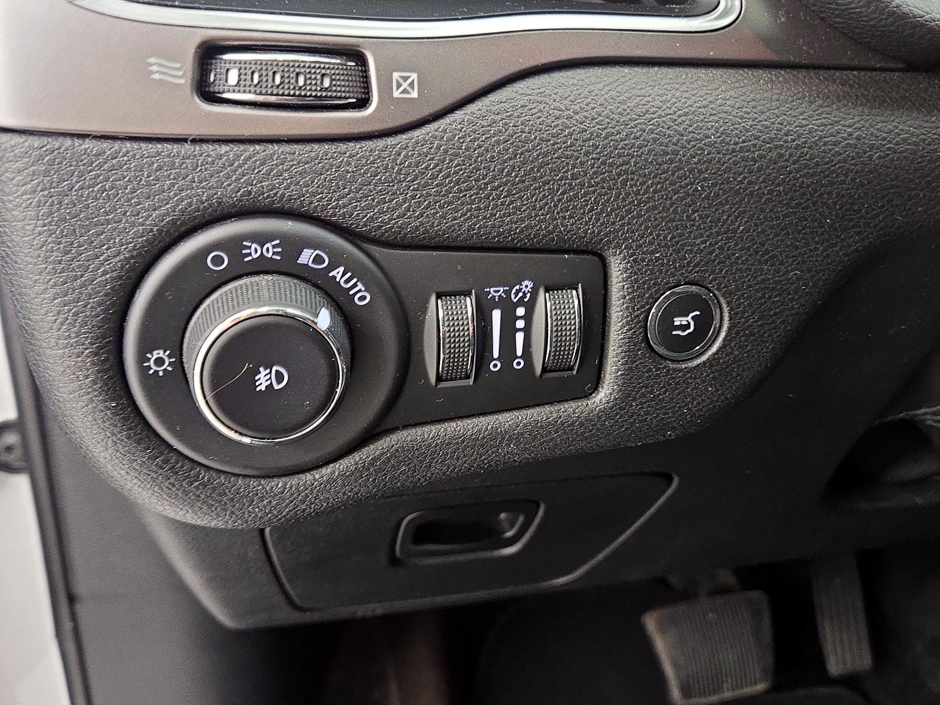 Thumbnail: 2019 Jeep Cherokee - 13