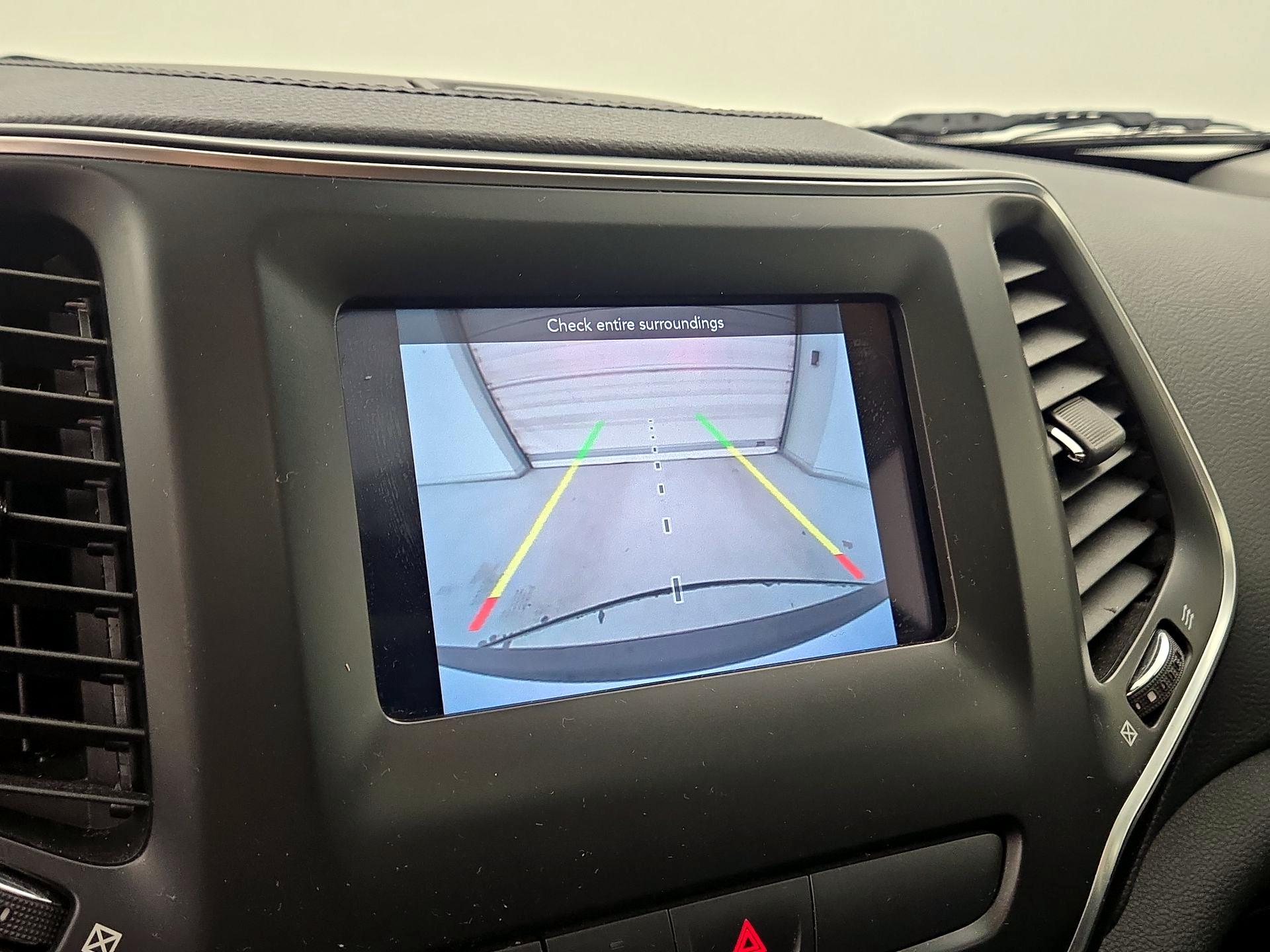 Thumbnail: 2019 Jeep Cherokee - 14