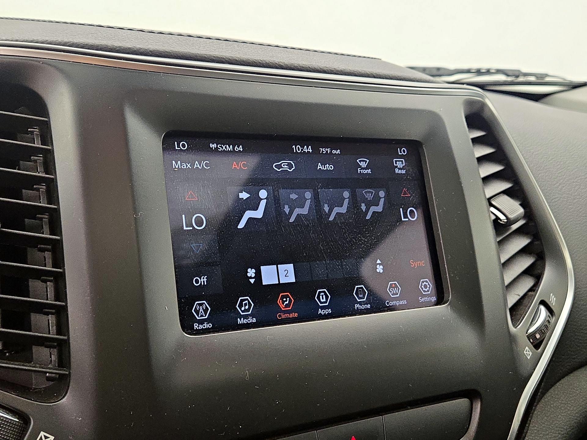 Thumbnail: 2019 Jeep Cherokee - 16
