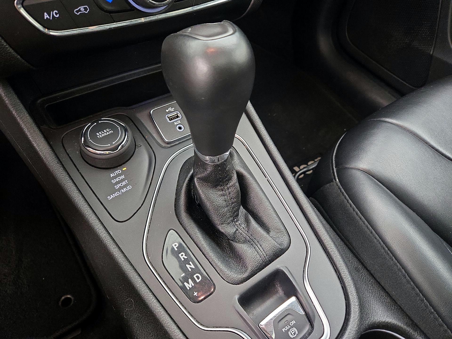 Thumbnail: 2019 Jeep Cherokee - 17
