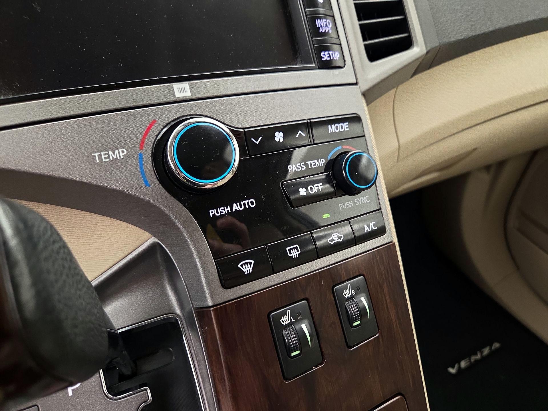 Thumbnail: 2014 Toyota Venza - 16