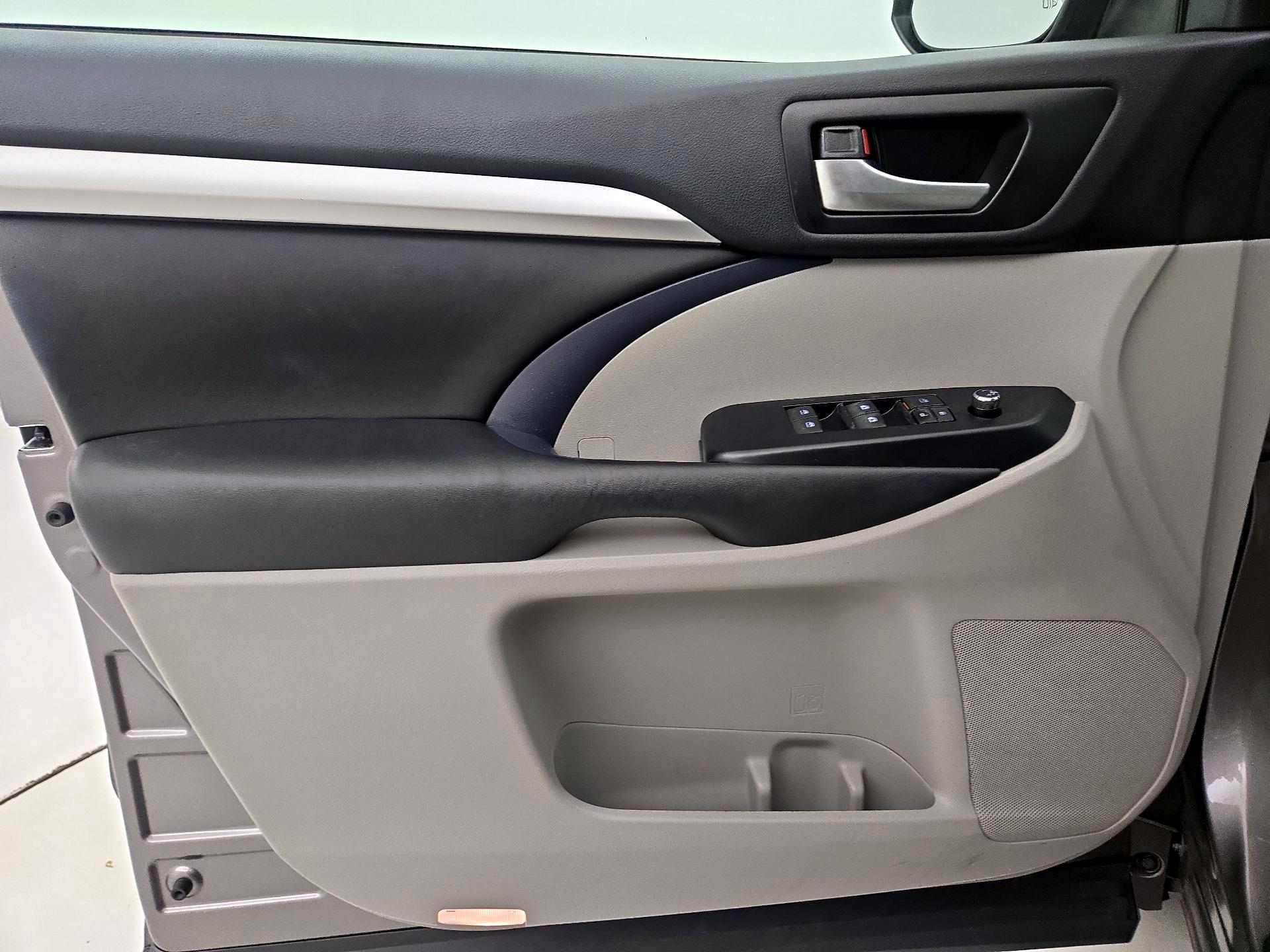 Thumbnail: 2017 Toyota Highlander - 12