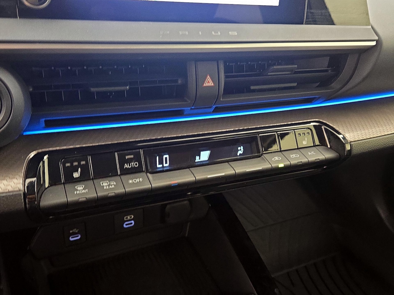 2023 Toyota Prius XLE - Photo 18