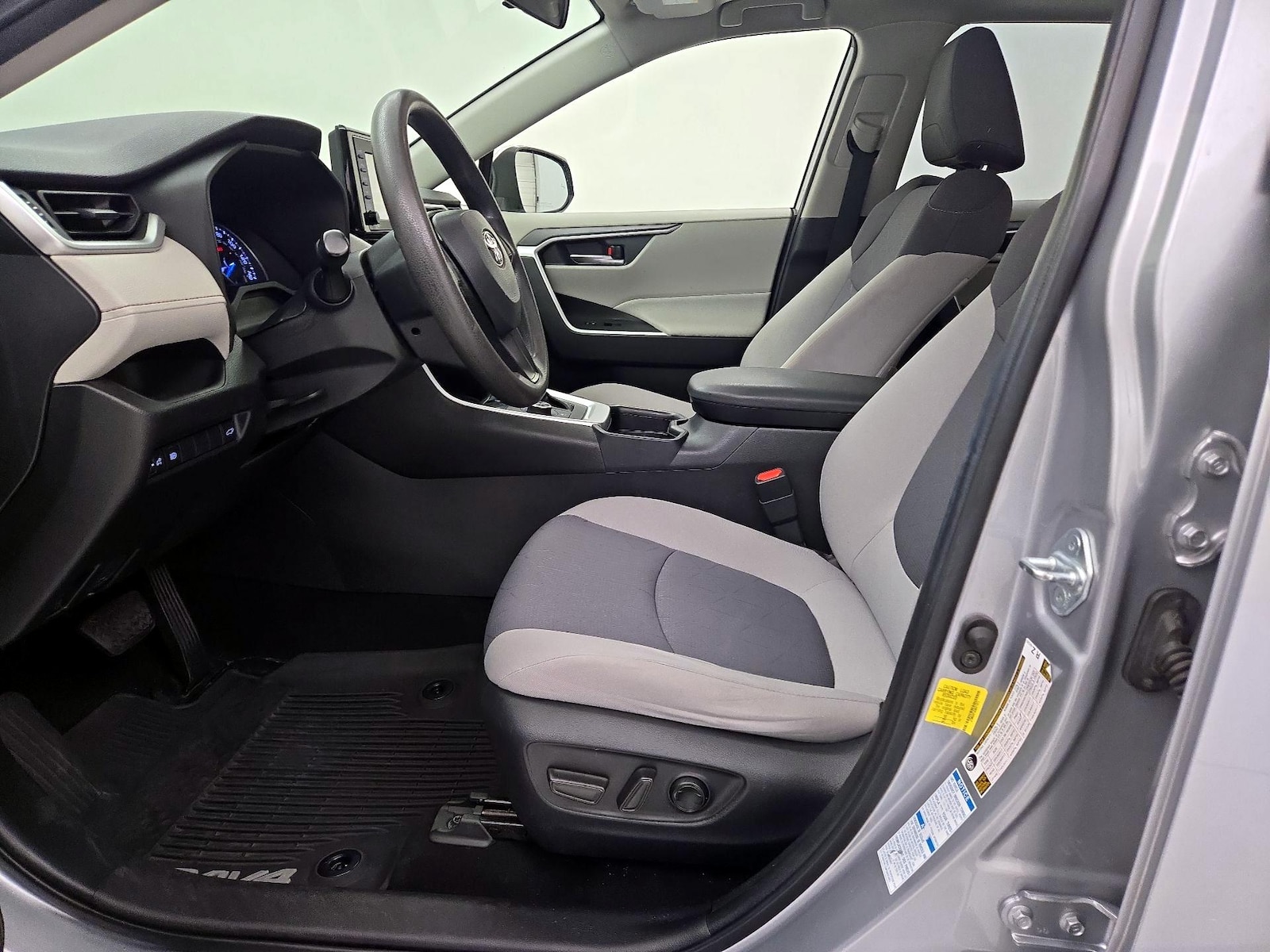 2021 Toyota RAV4 XLE - Photo 12