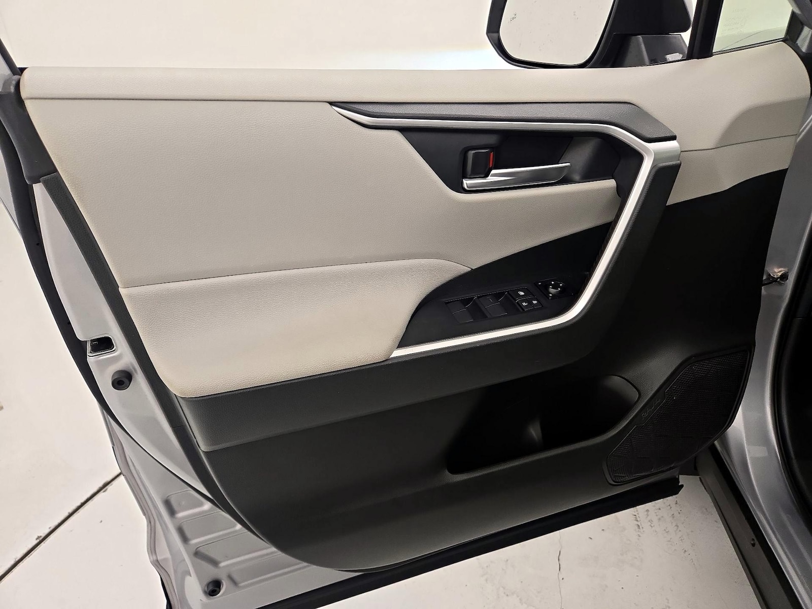 2021 Toyota RAV4 XLE - Photo 13