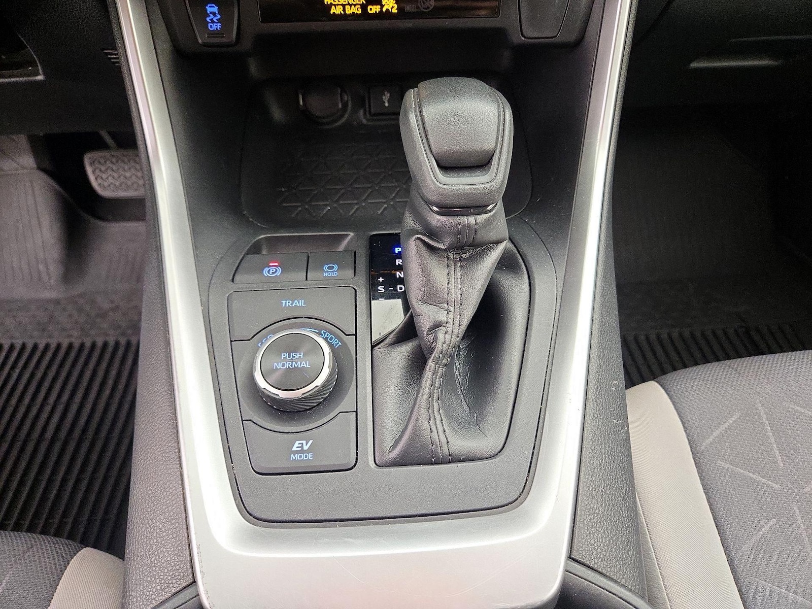 2021 Toyota RAV4 XLE - Photo 17