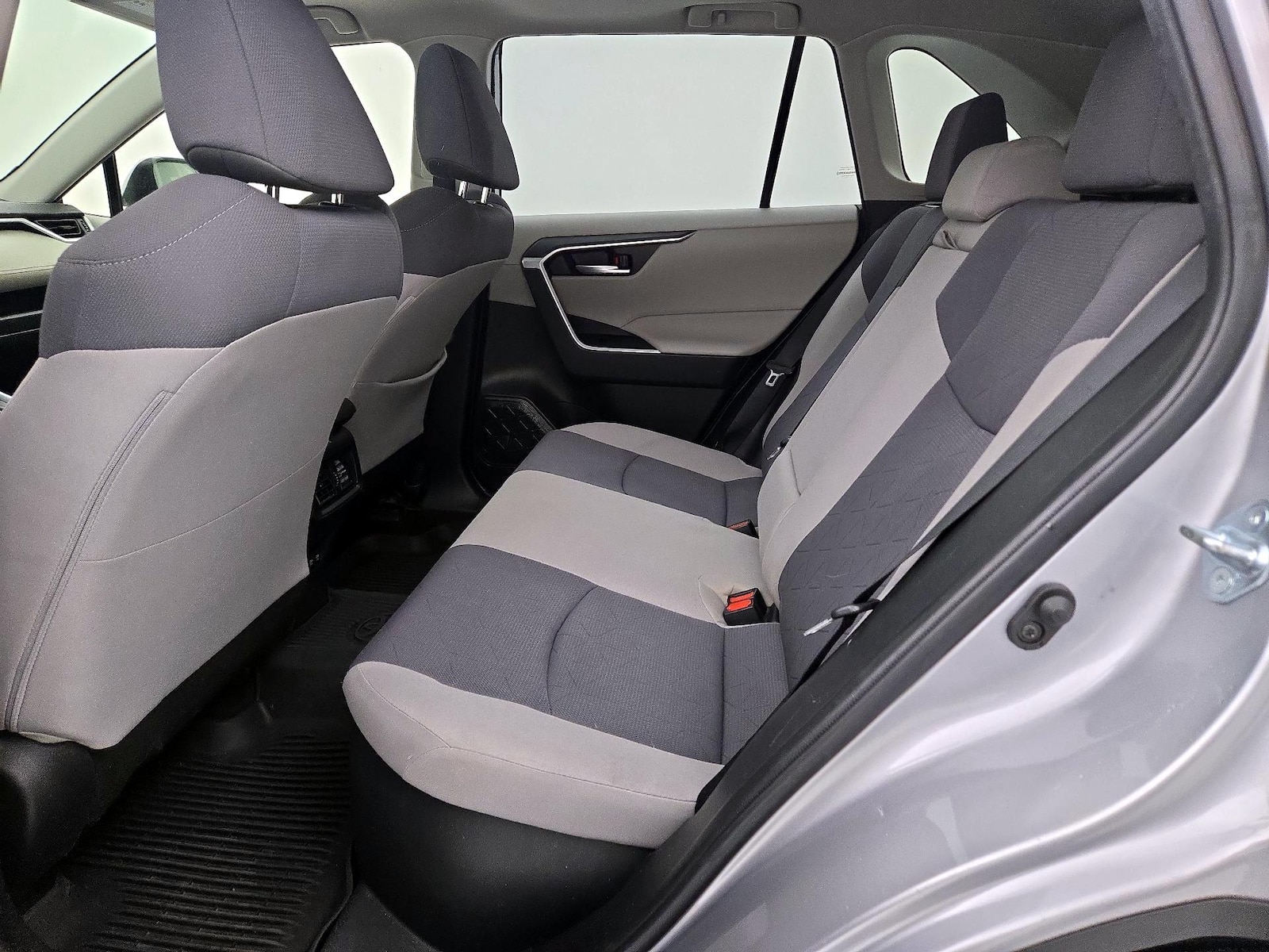 2021 Toyota RAV4 XLE - Photo 19