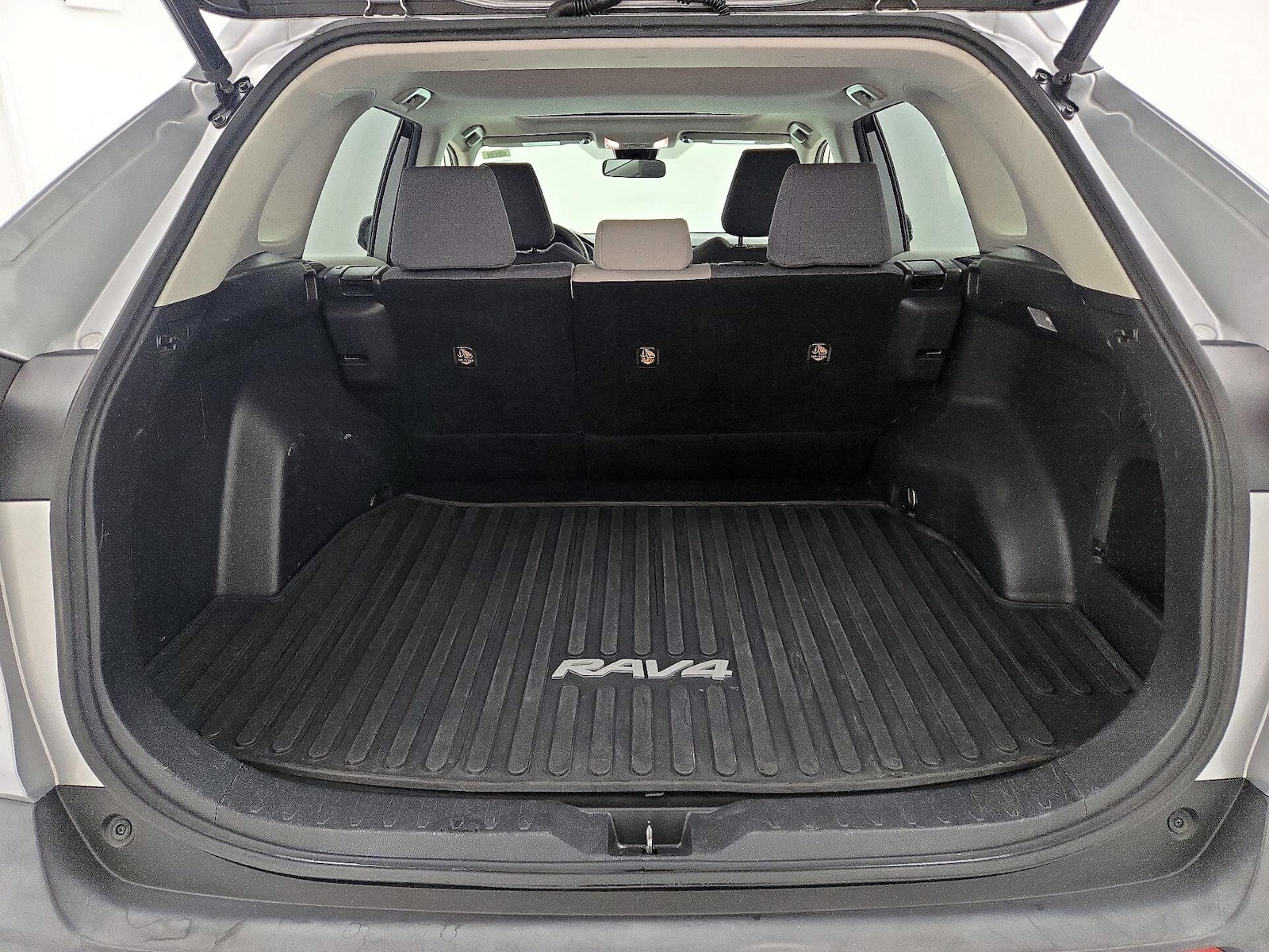 2021 Toyota RAV4 XLE - Photo 20