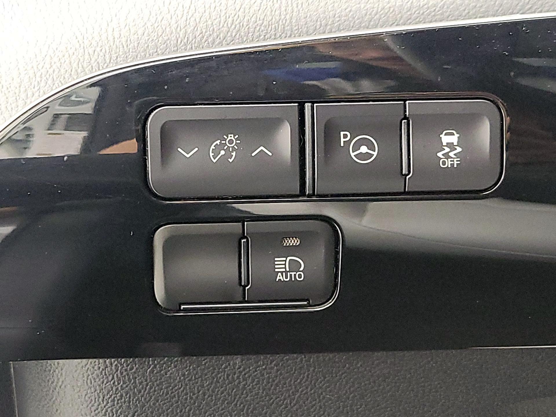 Thumbnail: 2019 Toyota Prius - 13