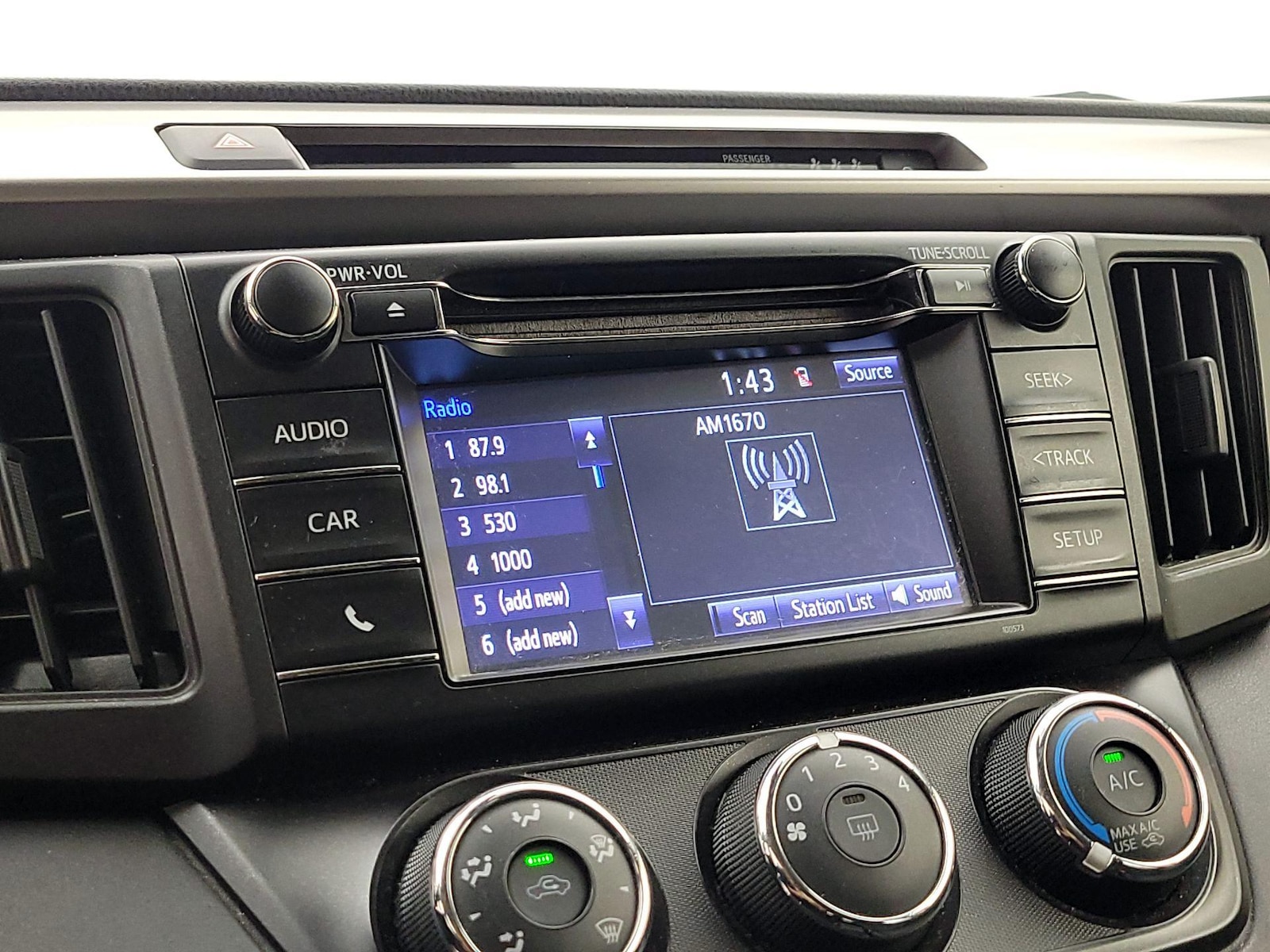 2017 Toyota RAV4 LE - Photo 16
