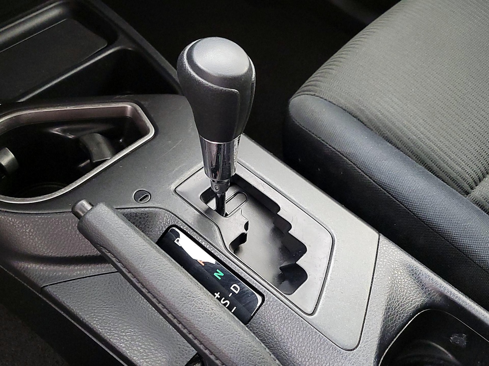 2017 Toyota RAV4 LE - Photo 18