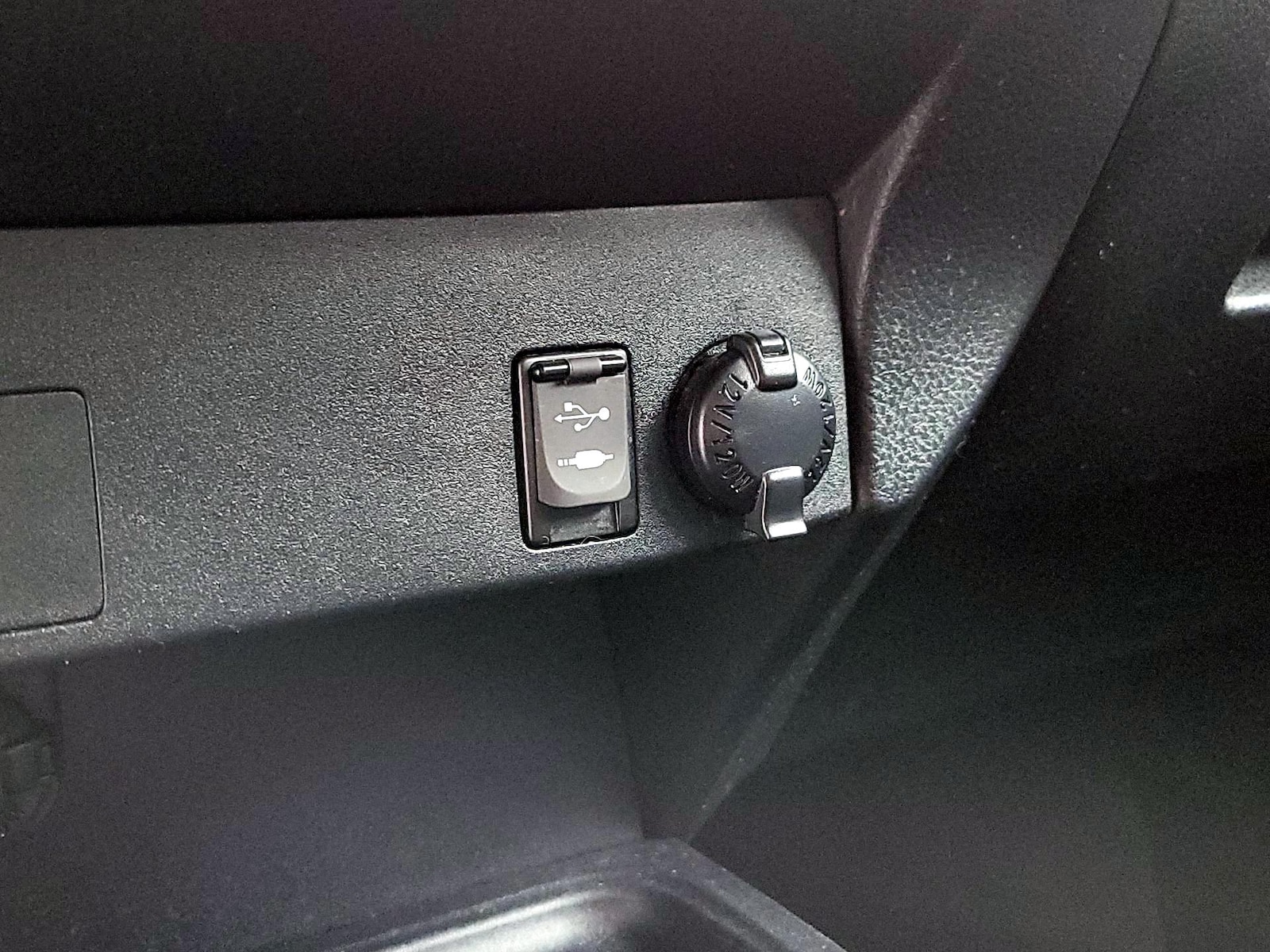 2017 Toyota RAV4 LE - Photo 19